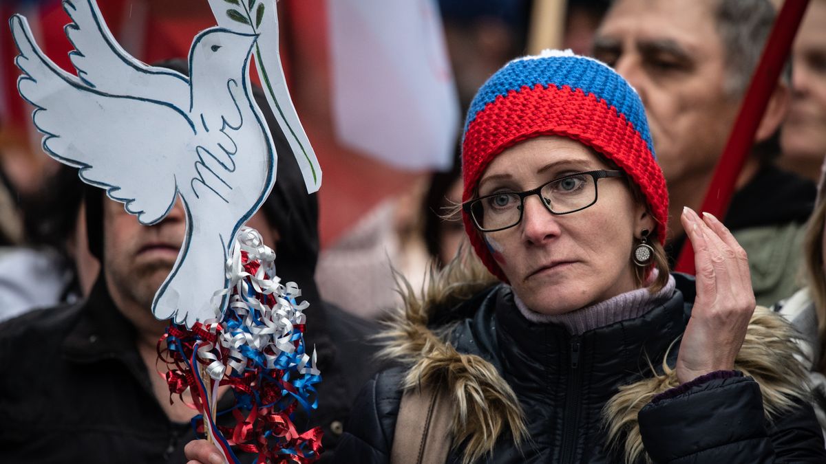 FOTO: Pochod na Kavčí hory. Lidé demonstrovali s čepicemi v barvách ruské vlajky